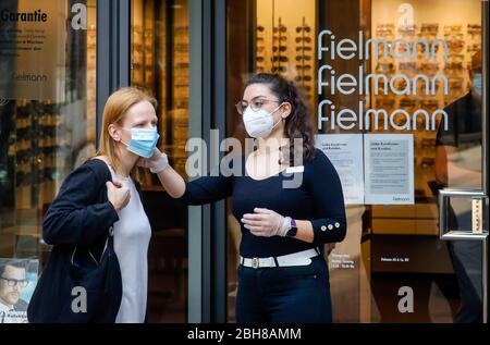 24.04.2020, Essen, Nordrhein-Westfalen - ab Montag, 27. April, gilt in NRW beim Einkaufen und im Bus die Pflicht, eine Maske zu tragen Stockfoto