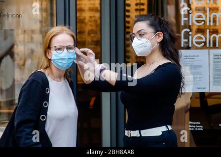 24.04.2020, Essen, Nordrhein-Westfalen - ab Montag, 27. April, gilt in NRW beim Einkaufen und im Bus die Pflicht, eine Maske zu tragen Stockfoto