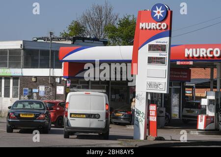 Maypole, Birmingham, West Midlands, Großbritannien. April 2020. Eine Murco-Tankstelle, die als „billigste in England“ bezeichnet wird, verkauft bleifreies Benzin für nur 95,7 Pence pro Liter. Die extrem niedrigen Preise an der Tankstelle an der Alcester Road South sind entstanden, nachdem die US-Ölpreise unter Null gesunken sind und die britischen Benzinverkäufe monatlich um 18,9 Prozent gesunken sind. Die Kunden standen in der Warteschlange, um die Schnäppchen zu erhalten, da die COVID-19-Lockdown die Einnahmen vieler Familien schwer traf. Quelle: Stop Press Media/Alamy Live News Stockfoto