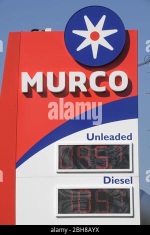 Maypole, Birmingham, West Midlands, Großbritannien. April 2020. Eine Murco-Tankstelle, die als „billigste in England“ bezeichnet wird, verkauft bleifreies Benzin für nur 95,7 Pence pro Liter. Die extrem niedrigen Preise an der Tankstelle an der Alcester Road South sind entstanden, nachdem die US-Ölpreise unter Null gesunken sind und die britischen Benzinverkäufe monatlich um 18,9 Prozent gesunken sind. Die Kunden standen in der Warteschlange, um die Schnäppchen zu erhalten, da die COVID-19-Lockdown die Einnahmen vieler Familien schwer traf. Quelle: Stop Press Media/Alamy Live News Stockfoto