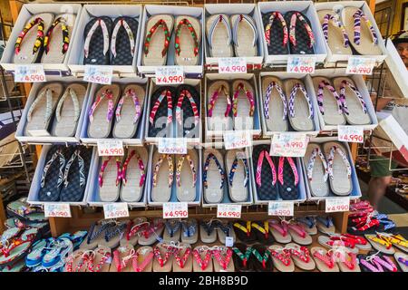 Japan, Honshu, Tokyo, Asakusa, Nakamise-Einkaufsstraße, Souvenir Shop Anzeige der traditionellen Zori Sandalen Stockfoto