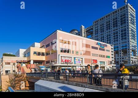 Japan, Honshu, Tokio, Tokyo Waterfront City, Odaiba, Aqua City Shopping Centre und Fuji Television Gebäude Stockfoto