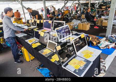 Japan, Honshu, Tokio, Shinagawa, Ohi Pferderennbahn Flohmarkt, Anzeige von Second Hand Notebooks Stockfoto