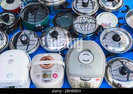 Japan, Honshu, Tokio, Shinagawa, Ohi Pferderennbahn Flohmarkt, Anzeige von Zweite Hand Küchengeräte Stockfoto