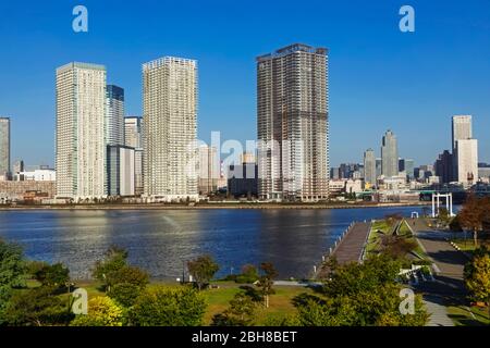 Japan, Honshu, Tokio, Toyosu, Waterfront High Rise Apartments Stockfoto