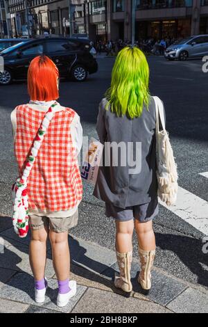 Japan, Honshu, Tokio, Yurakucho, Ginza, Shopper mit farbigen Haaren Stockfoto