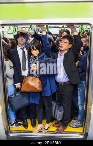 Japan, Honshu, Tokio, Shinjuku, Shinjuku Bahnhof, Pendler drängen sich auf die Yamonote Linie Rush Hour Train Stockfoto