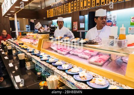 Japan, Honshu, Tokio, Conveyor Belt Sushi Restaurant Stockfoto