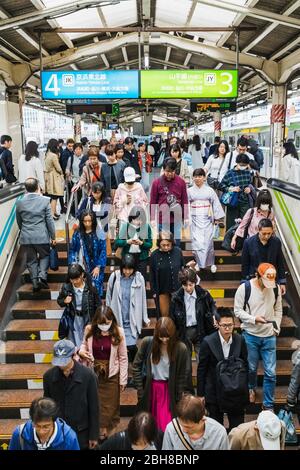 Japan, Honshu, Tokio, Yurakacho JR-Bahnhof, Passagiere auf der Ausstiegsstation Stockfoto