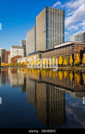 Japan, Honshu, Tokyo, Marunouchi, Hibiya-dori und Marunouchi Bereich Skyline spiegelt sich in der Imperial Palace äußeren Wassergraben Stockfoto