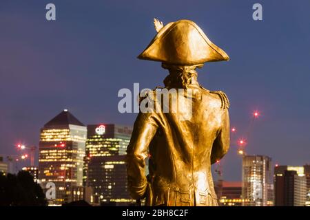 England, London, Greenwich, Statue von Admiral Lord Nelson und der Docklands Skyline Stockfoto