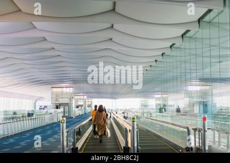 Japan, Honshu, Tokyo, Haneda Flughafen International Terminal, Abflugsteig Fahrtreppe Stockfoto