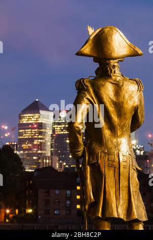 England, London, Greenwich, Statue von Admiral Lord Nelson und der Docklands Skyline Stockfoto