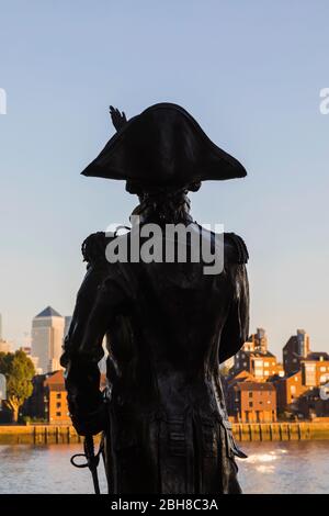 England, London, Greenwich, Statue von Admiral Lord Nelson und der Docklands Skyline Stockfoto