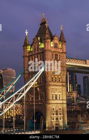 England, London, Nacht, Ansicht von der Tower Bridge und die City von London Skyline Stockfoto
