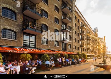 England, London, Southwark, Shad Thames, Butlers Wharf Riverside Apartments und Restaurants Stockfoto