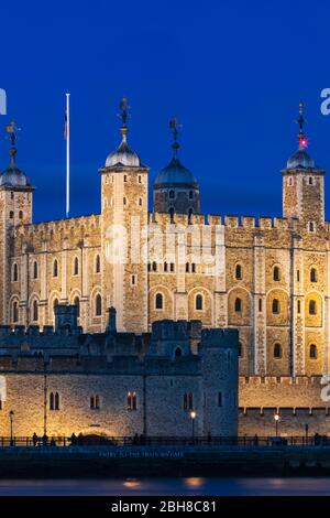 England, London, Nacht Blick auf den Tower of London und die Themse Stockfoto