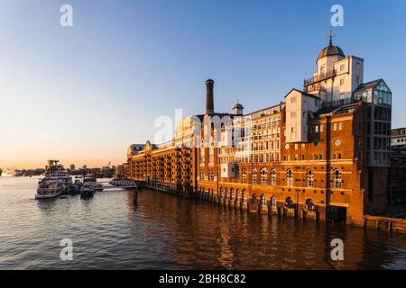 England, London, Southwark, Shad Thames, Butlers Wharf Riverside Apartments Stockfoto