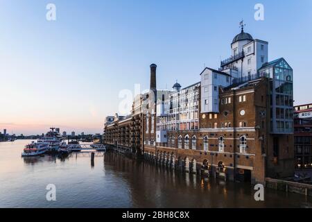 England, London, Southwark, Shad Thames, Butlers Wharf Riverside Apartments Stockfoto