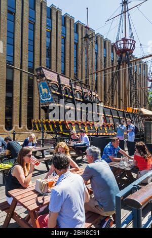 England, London, Shoreditch, London Bridge City, Pub Kunden und die Golden Hinde historischen Schiff Stockfoto