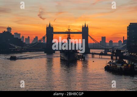 England, London, Tower Bridge und Museumsschiff HMS Belfast in der Morgendämmerung Stockfoto