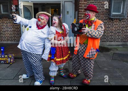 England, London, Die jährlichen Grimaldi Clowns Gottesdienst zu Allerheiligen Kirche, Angaben zum, Gruppe von Clowns unter Selfie Fotos Stockfoto