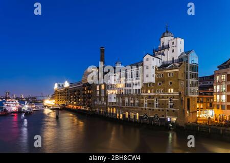 England, London, Southwark, Shad Thames, Butlers Wharf Riverside Apartments Stockfoto