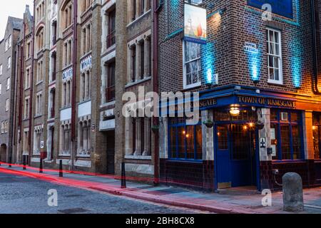 England, London, Wapping, Wapping High Street, Wohn- Wharf Gebäude und Stadt von Ramsgate Pub Stockfoto