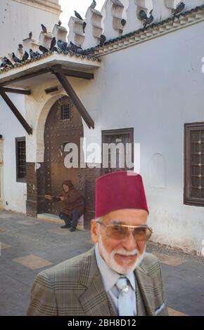 Algerien, Algier, Alger Kasbah, Straßenszene, Mann mit traditionellem Hut Stockfoto