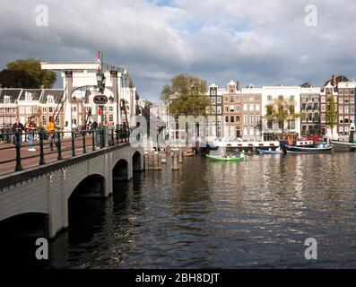 Die 1934 erbaute, über der Amstel in Amsterdam gebaute, schmale Holzbrücke mit neun Bögen Stockfoto