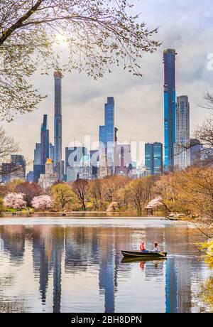 USA, New York City, Manhattan, Central Park und die Skyline von Midtown Stockfoto