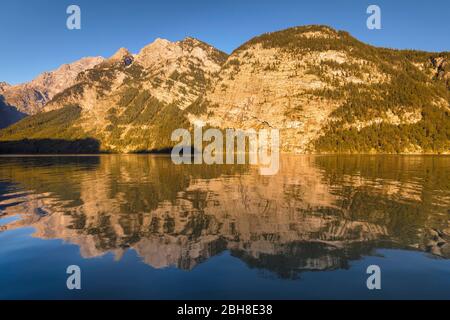 Königssee im ersten Morgenlicht, Berchtesgadener Land, Nationalpark Berchtesgaden, Oberbayern, Deutschland Stockfoto