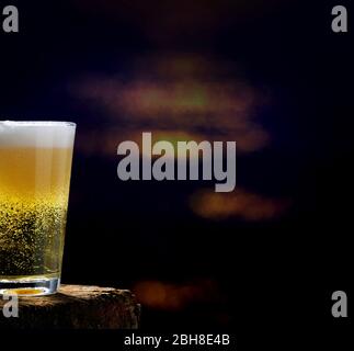 Bier, Bierglas auf Holztisch in einer dunklen Kneipe Stockfoto