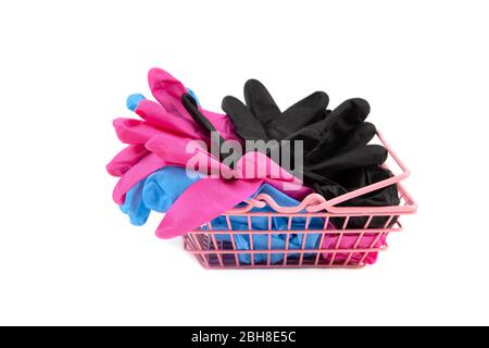 Kleiner Warenkorb voll von bunten Einweg-Nitril-Handschuhe isoliert auf weiß. Stockfoto