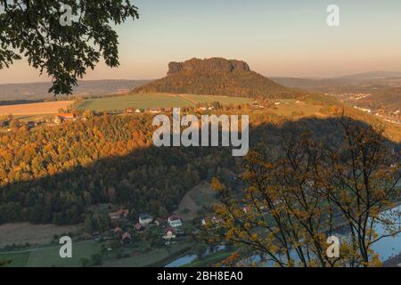 Blick über das Elbtal nach Lilienstein bei Sonnenuntergang, Nationalpark Sächsische Schweiz, Elbsandsteingebirge, Sachsen, Deutschland Stockfoto