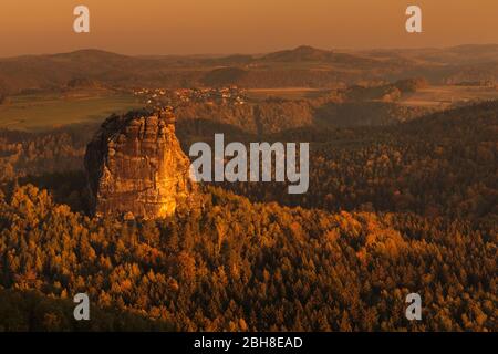 Blick auf den Falkenstein, bei Bad Schandau, Elbsandsteingebirge, Sächsische Schweiz, Sachsen, Deutschland Stockfoto