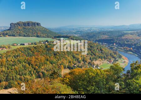Blick von der Festung Königstein auf den Lilienstein und das Elbtal, Nationalpark Sächsische Schweiz, Elbsandsteingebirge, Sachsen, Deutschland Stockfoto