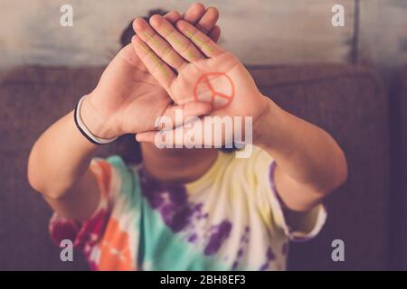 Frieden kein Kriegssymbol gemalt auf Hand des jungen Jungen - Botschaft für die kommenden Generationen - Liebe machen Freunde zusammen für immer - aufhören Kampf konzeptionelle Bild Stockfoto