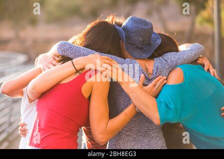 union alle zusammen wie ein Team Arbeit und Gruppe von Freunden Frauen 7 schöne Frauen umarmen alle zusammen unter dem Sonnenlicht und Sonnenuntergang für Freundschaft und Beziehung und Erfolg Konzept. Zeitlose Freunde. Stockfoto