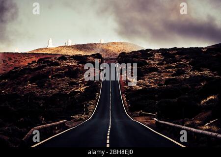 Lange Straße zum Sternwarte als Ziel für Wissenschaft, unendliche Straße am Berg auf dem teide vulcan auf teneriffa Stockfoto