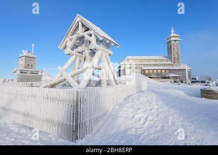 Friedensglocke, Wetterstation und Fichtelberghaus, auf dem Gipfel des Fichtelbergs mit Schnee im Winter, Fichtelberg, Oberwiesenthal, Erzgebirge, Sachsen, Deutschland, Europa Stockfoto