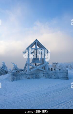 Friedensglocke auf dem Gipfel des Fichtelbergs mit Schnee im Winter, Fichtelberg, Oberwiesenthal, Erzgebirge, Sachsen, Deutschland, Europa Stockfoto