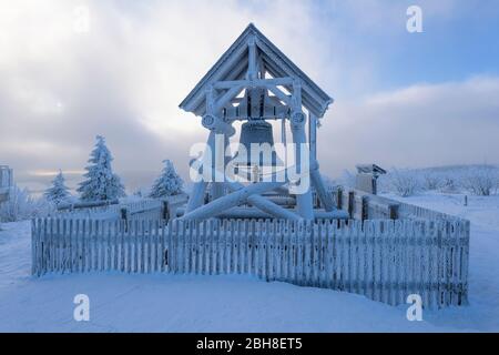 Friedensglocke auf dem Gipfel des Fichtelbergs mit Schnee im Winter, Fichtelberg, Oberwiesenthal, Erzgebirge, Sachsen, Deutschland, Europa Stockfoto