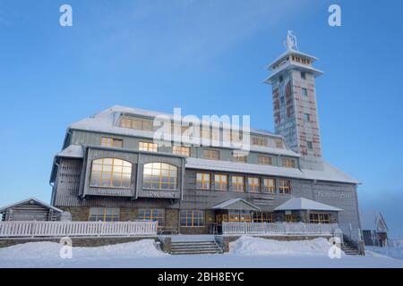 Fichtelberghaus auf dem Gipfel des Fichtelbergs mit Schnee im Winter, Fichtelberg, Oberwiesenthal, Erzgebirge, Sachsen, Deutschland, Europa Stockfoto