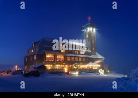 Fichtelberghaus auf dem Gipfel des Fichtelberg bei Dämmerung im Winter, Mount Fichtelberg, Oberwiesenthal, Erzgebirge, Erzgebirge, Sachsen, Deutschland, Europa Stockfoto