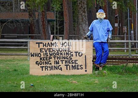 Ein Schild in einem Farmer's Field in Camp Sherman, Oregon, und dankt denen, die direkt durch die Covid-19 endemisch arbeiten. Stockfoto