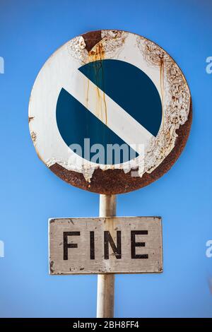Straßenschild Verbot Zugang, am unteren Ende ein Schild mit dem italienischen Wort Ende. Im Hintergrund ein blauer Himmel. Das Straßenschild scheint durch die Unwetterscheins beschädigt zu sein Stockfoto