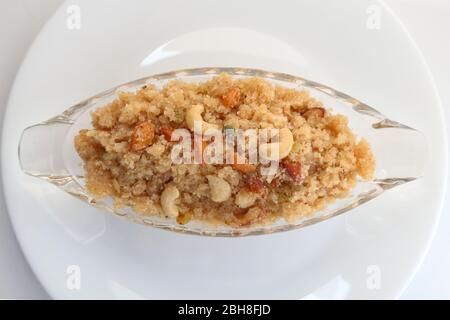 Indisches Süßgericht. Rajasthani Moong Dal Halwa oder Suji ka Halwa Stockfoto