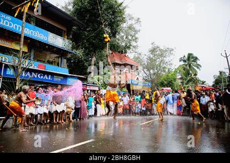 Festivals Festivals in Indien, Kerala, Tanzformen kerala Kathakali, theyyam, pulikkali, Tiger Tanz, onam, Lgbt-Künstler, bunte indische Festival Stockfoto