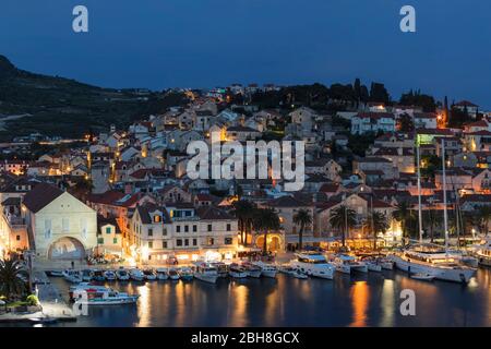Blick auf die Altstadt mit Arsenal und Promenade bei Nacht, Hvar, Insel Hvar, Dalmatien, Kroatien Stockfoto